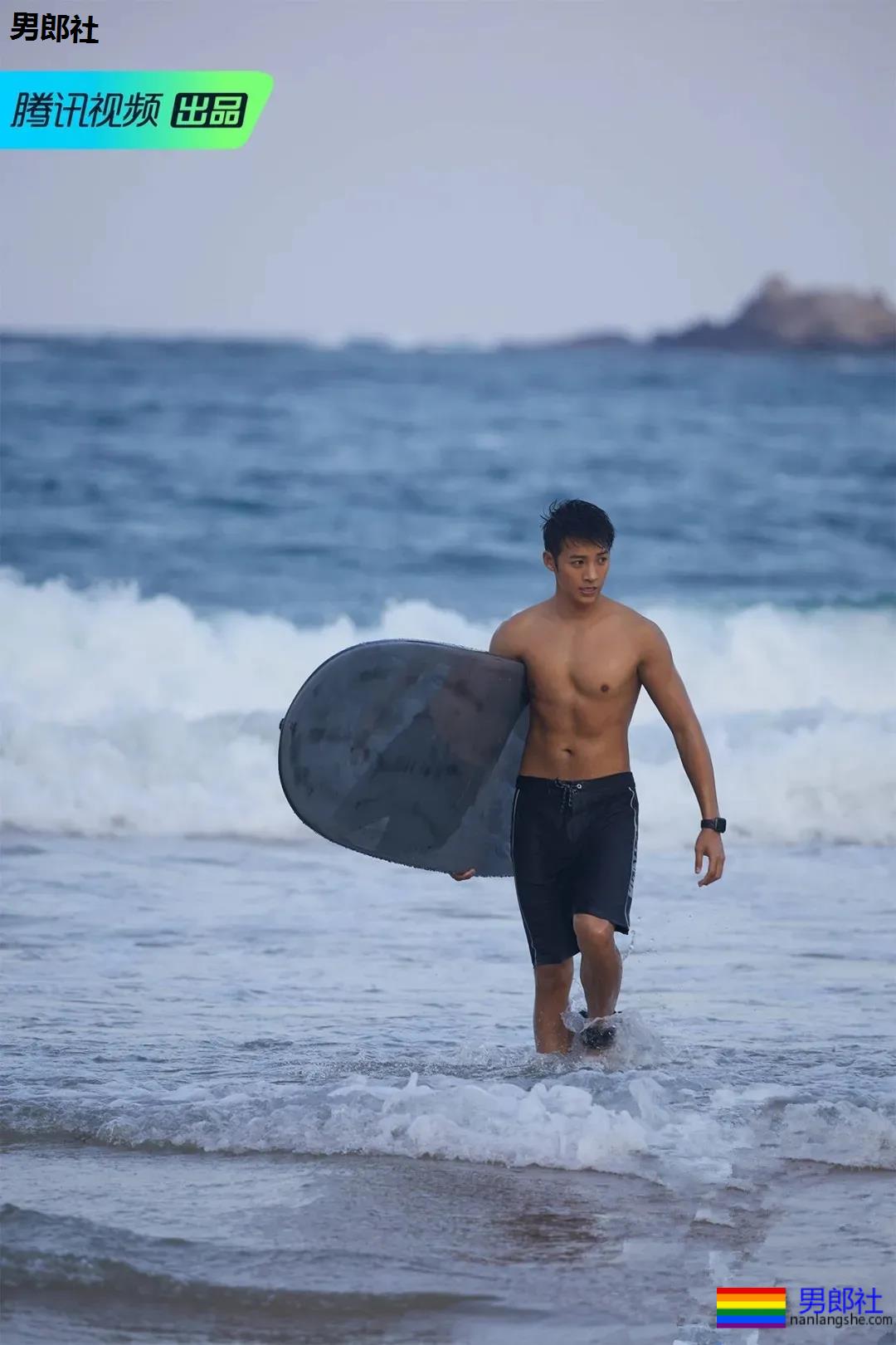 肖战队友海边冲浪晒肌肉，黝黑寸头肌肉小狼狗，够A！ - 51虹马