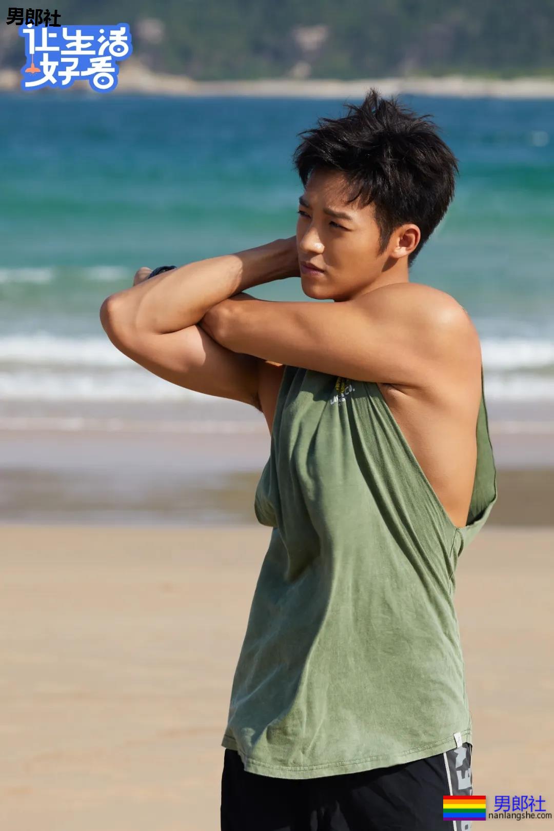 肖战队友海边冲浪晒肌肉，黝黑寸头肌肉小狼狗，够A！ - 51虹马