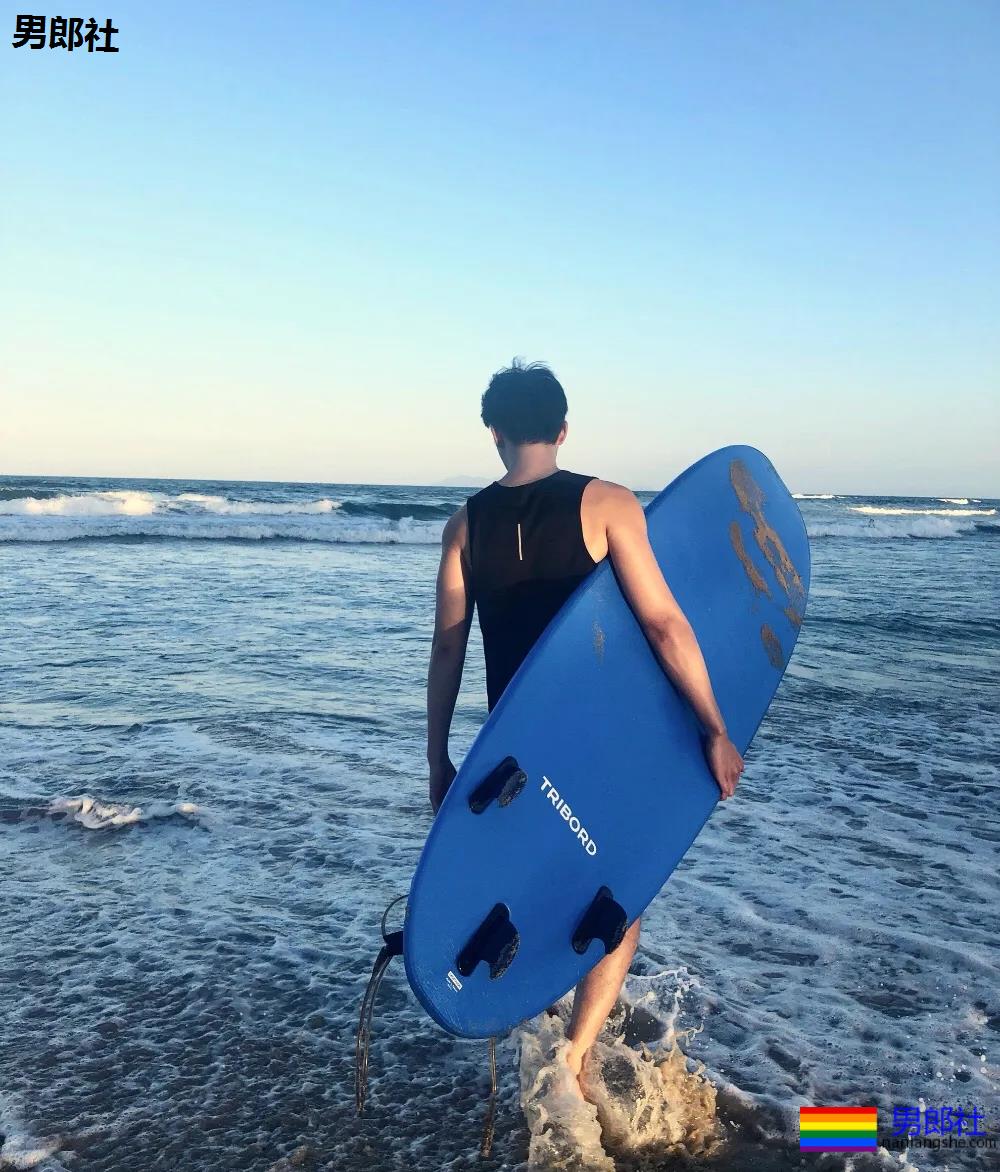 肖战队友海边冲浪晒肌肉，黝黑寸头肌肉小狼狗，够A！ - 51虹马