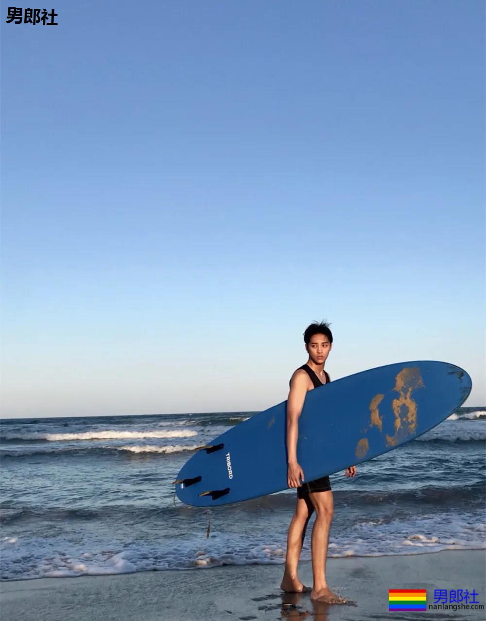 肖战队友海边冲浪晒肌肉，黝黑寸头肌肉小狼狗，够A！ - 51虹马