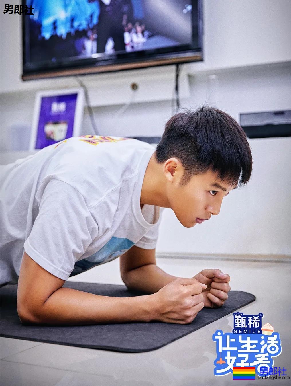 肖战队友海边冲浪晒肌肉，黝黑寸头肌肉小狼狗，够A！ - 51虹马