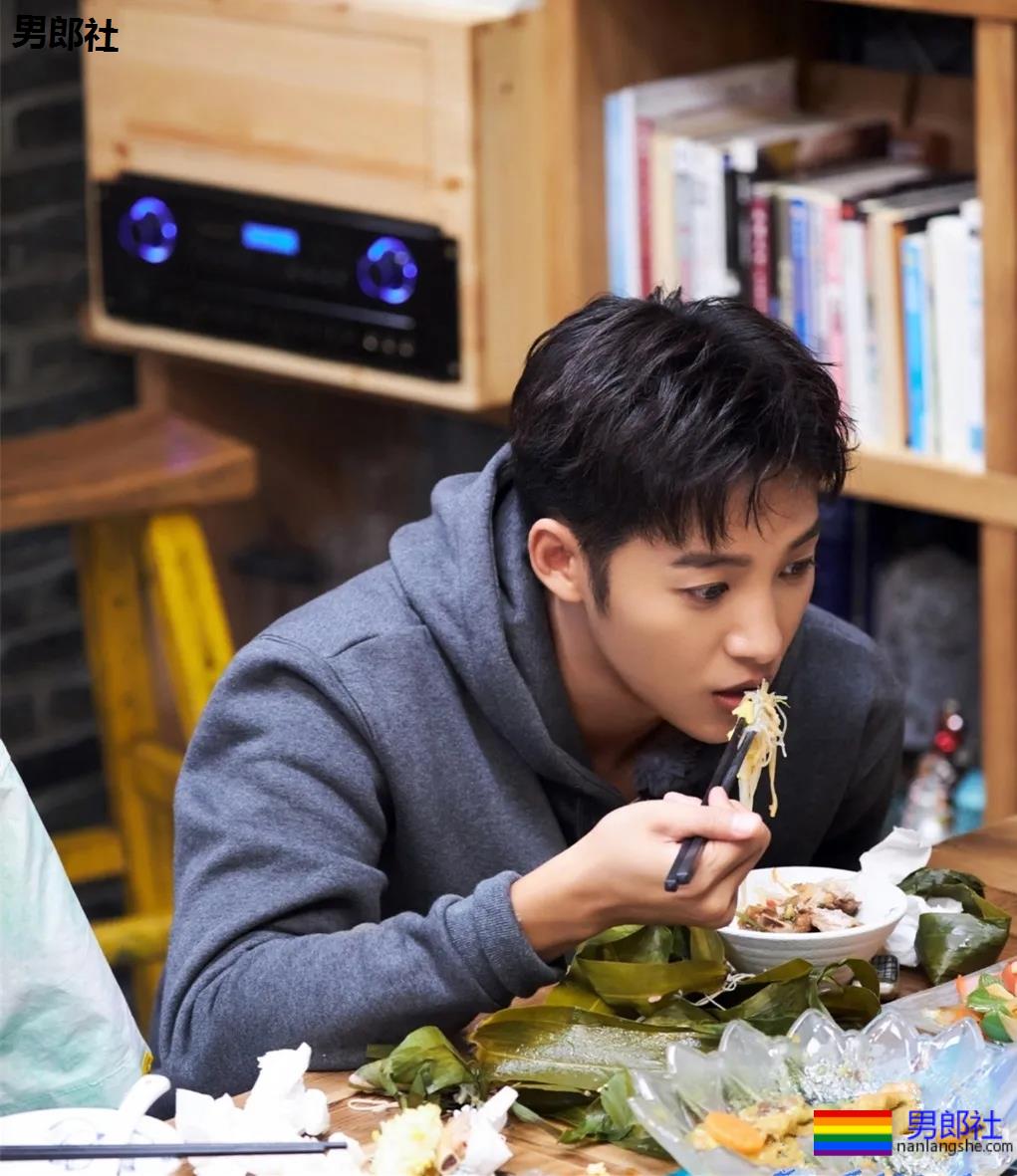 肖战队友海边冲浪晒肌肉，黝黑寸头肌肉小狼狗，够A！ - 51虹马