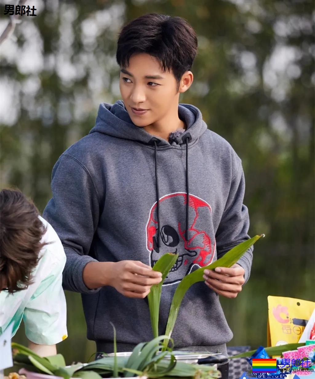 肖战队友海边冲浪晒肌肉，黝黑寸头肌肉小狼狗，够A！ - 51虹马