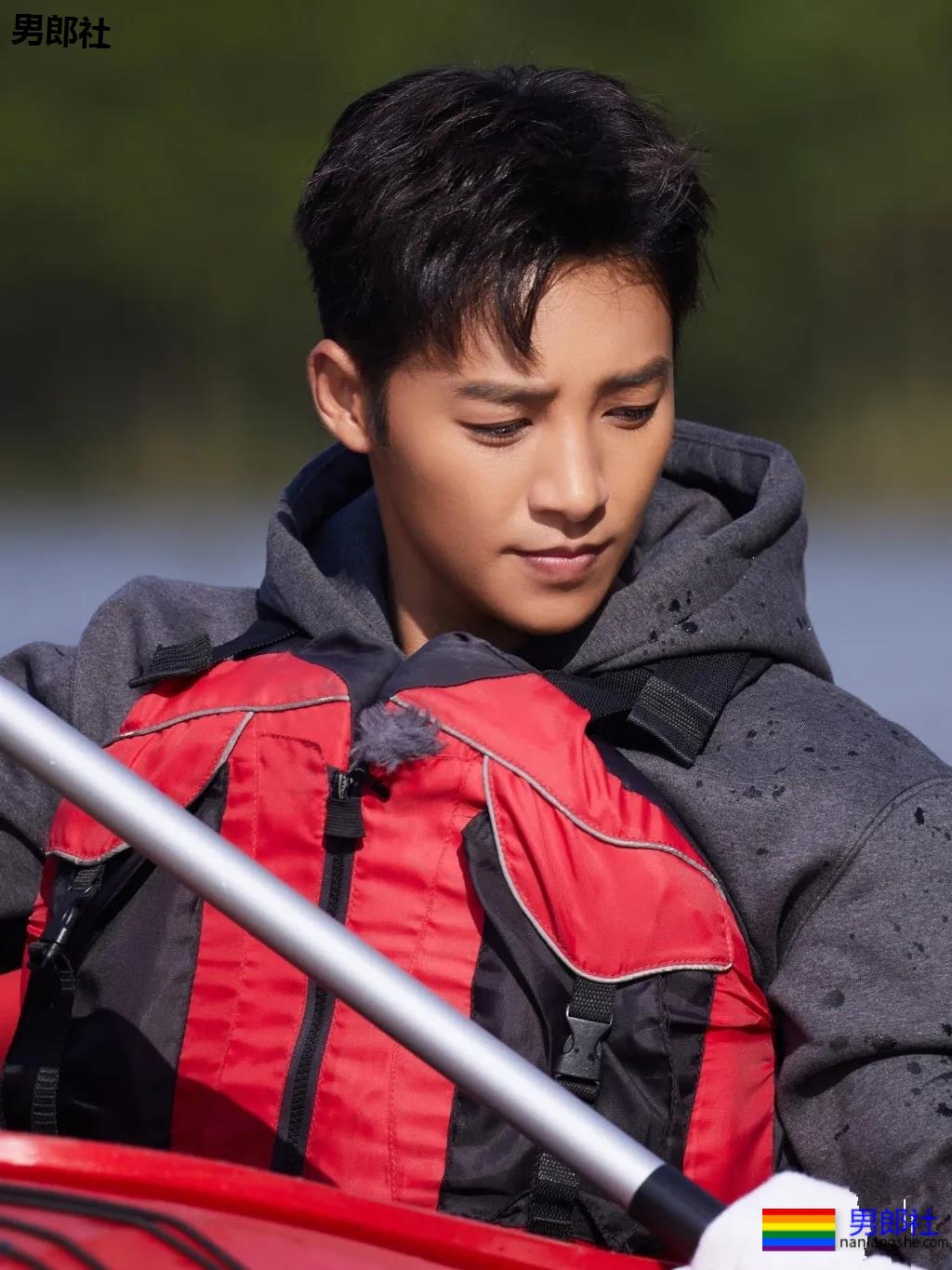 肖战队友海边冲浪晒肌肉，黝黑寸头肌肉小狼狗，够A！ - 51虹马