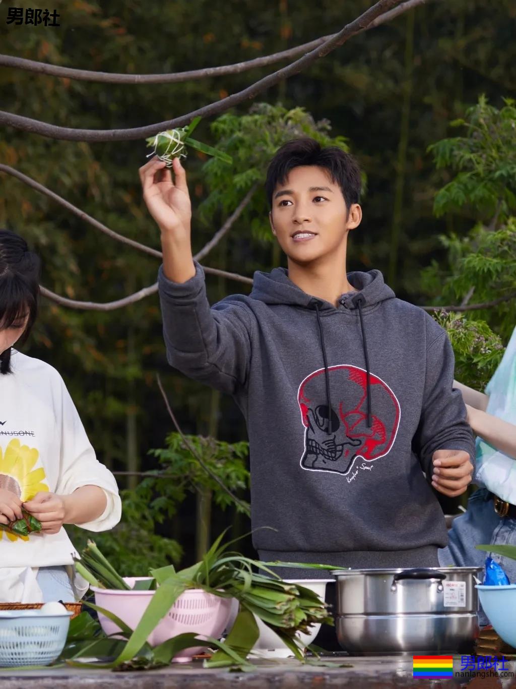 肖战队友海边冲浪晒肌肉，黝黑寸头肌肉小狼狗，够A！ - 51虹马