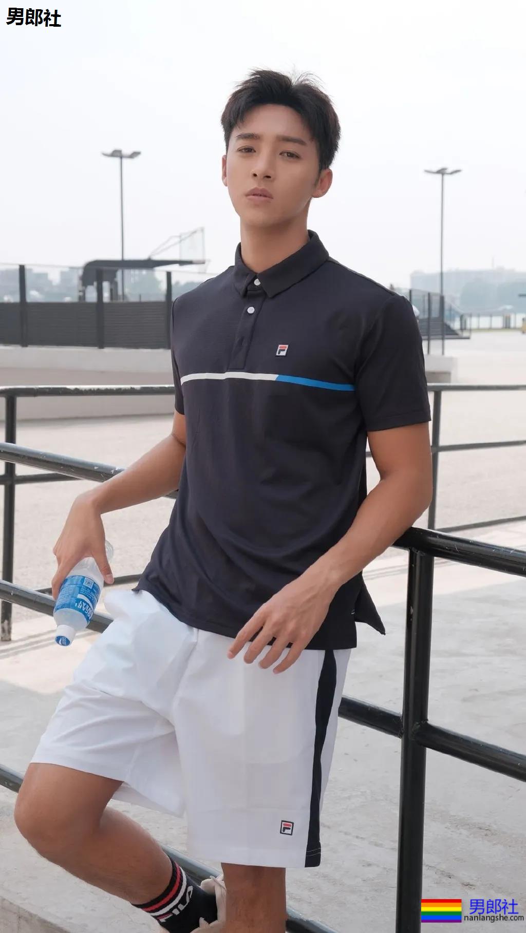 肖战队友海边冲浪晒肌肉，黝黑寸头肌肉小狼狗，够A！ - 51虹马