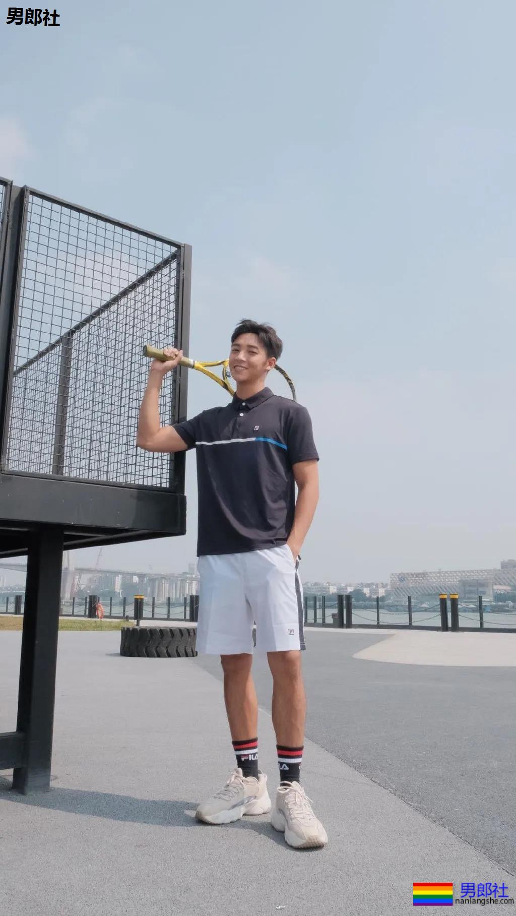 肖战队友海边冲浪晒肌肉，黝黑寸头肌肉小狼狗，够A！ - 51虹马