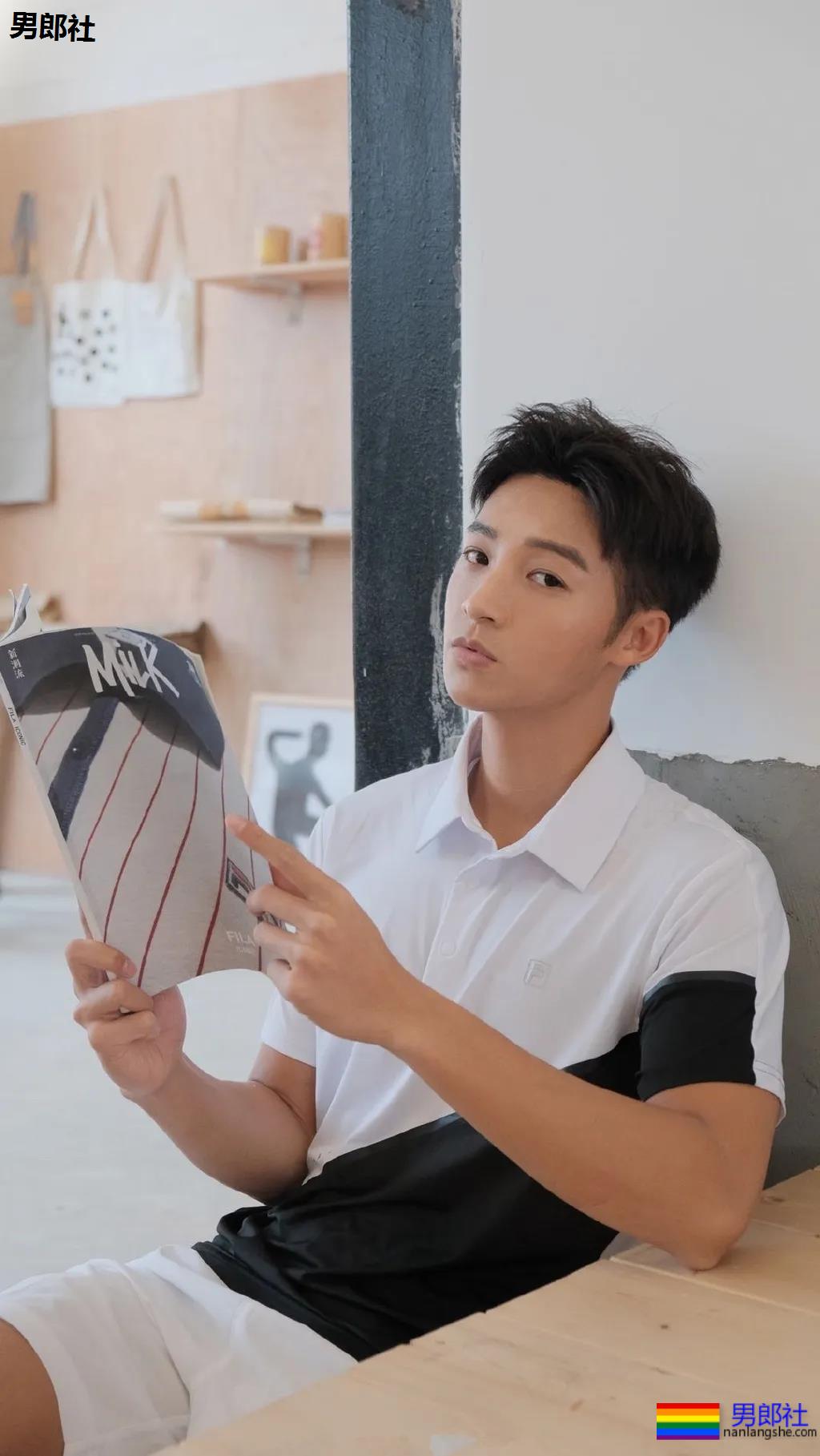 肖战队友海边冲浪晒肌肉，黝黑寸头肌肉小狼狗，够A！ - 51虹马