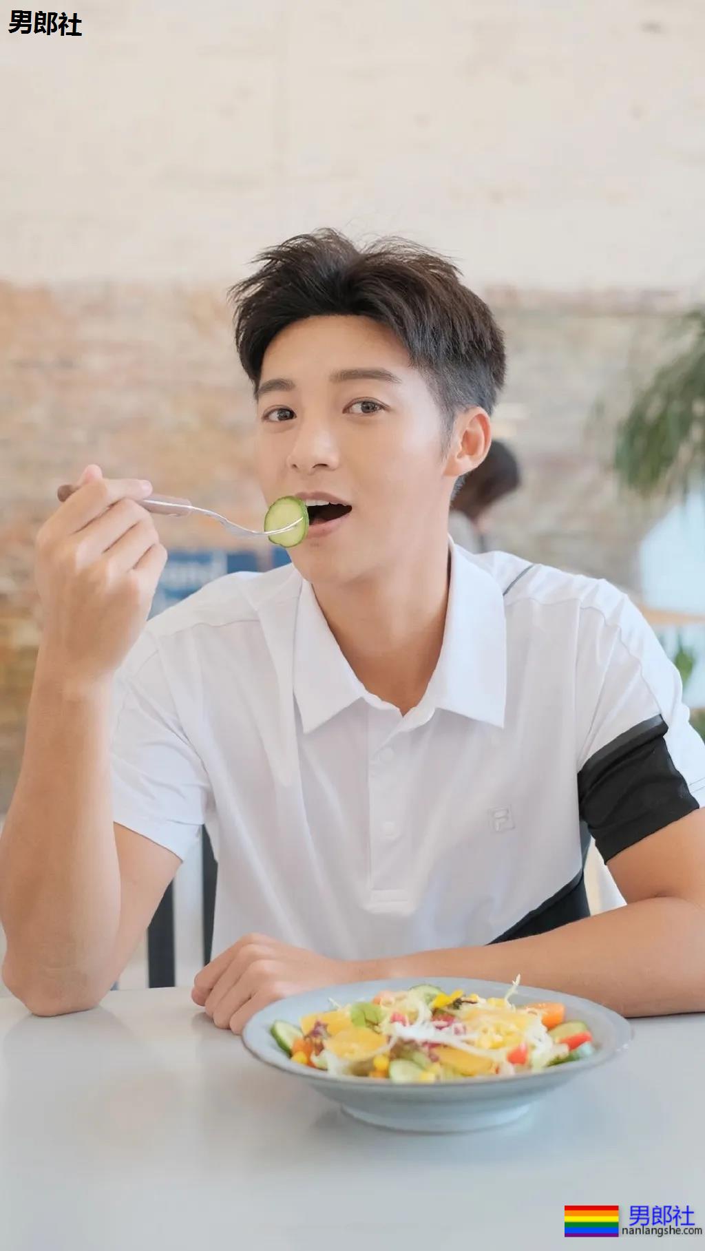 肖战队友海边冲浪晒肌肉，黝黑寸头肌肉小狼狗，够A！ - 51虹马