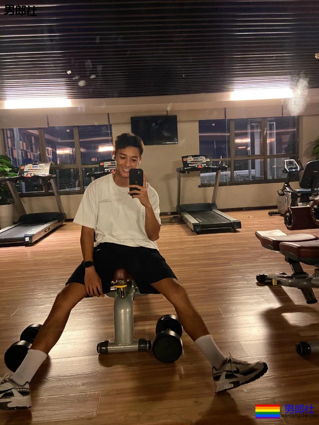 肖战队友海边冲浪晒肌肉，黝黑寸头肌肉小狼狗，够A！ - 51虹马