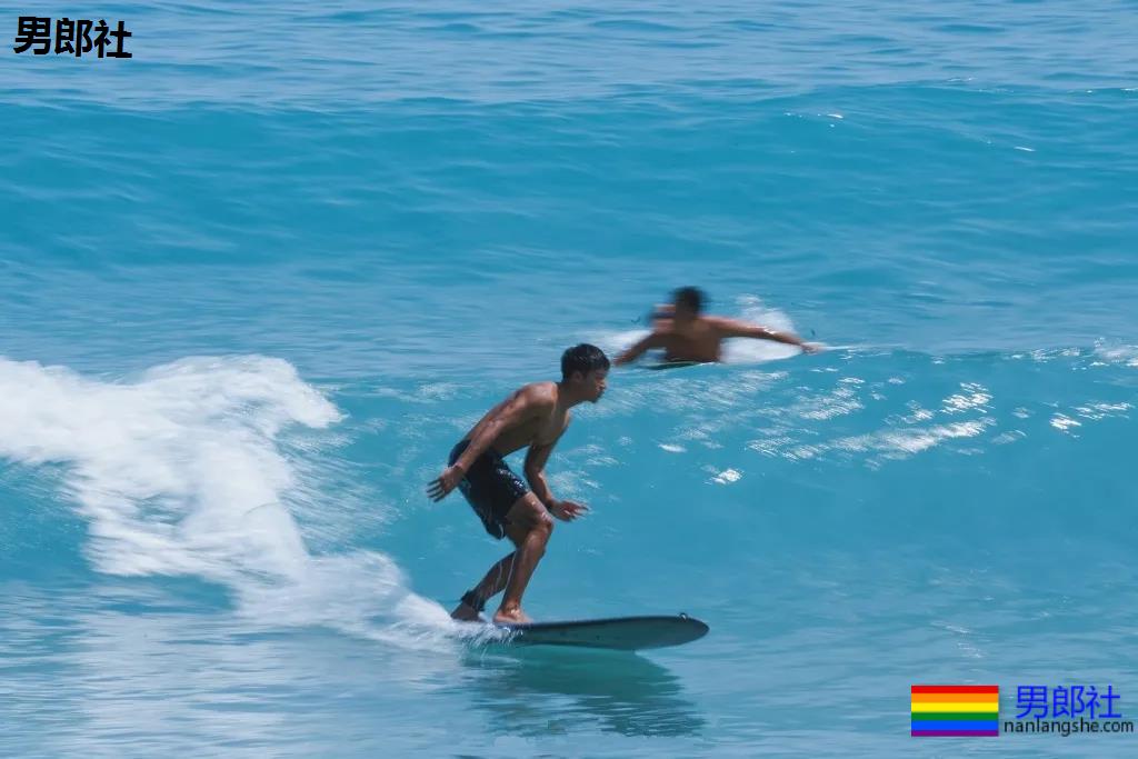 肖战队友海边冲浪晒肌肉，黝黑寸头肌肉小狼狗，够A！ - 51虹马