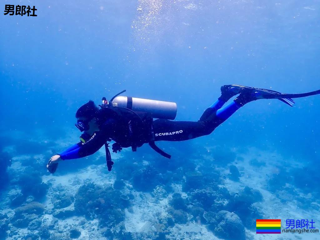 肖战队友海边冲浪晒肌肉，黝黑寸头肌肉小狼狗，够A！ - 51虹马