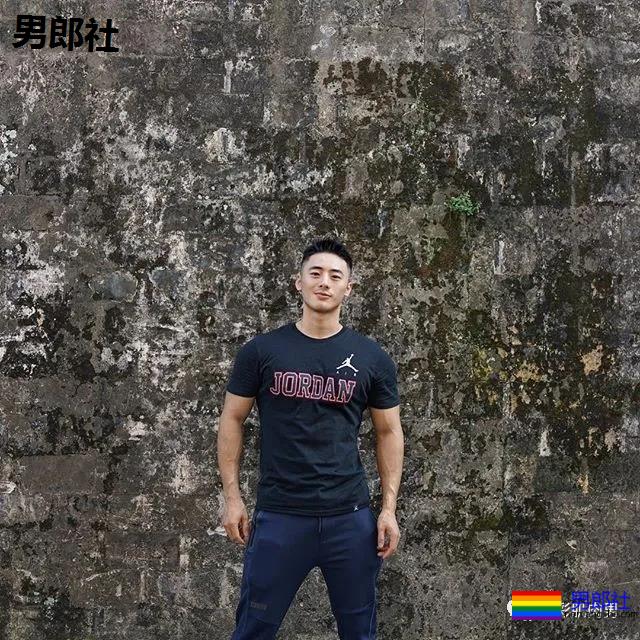 泳池试衣间里的高鼻子肌肉帅，身材太多秘密 - 51虹马