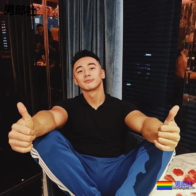 泳池试衣间里的高鼻子肌肉帅，身材太多秘密 - 51虹马