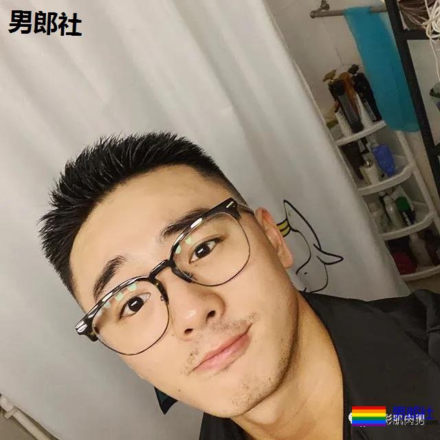 泳池试衣间里的高鼻子肌肉帅，身材太多秘密 - 51虹马