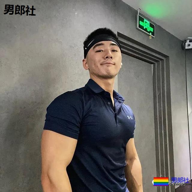 泳池试衣间里的高鼻子肌肉帅，身材太多秘密 - 51虹马