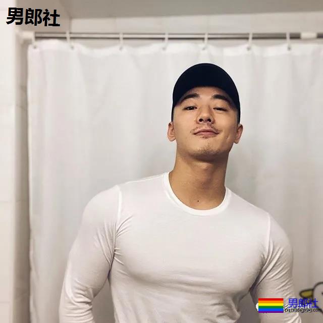 泳池试衣间里的高鼻子肌肉帅，身材太多秘密 - 51虹马