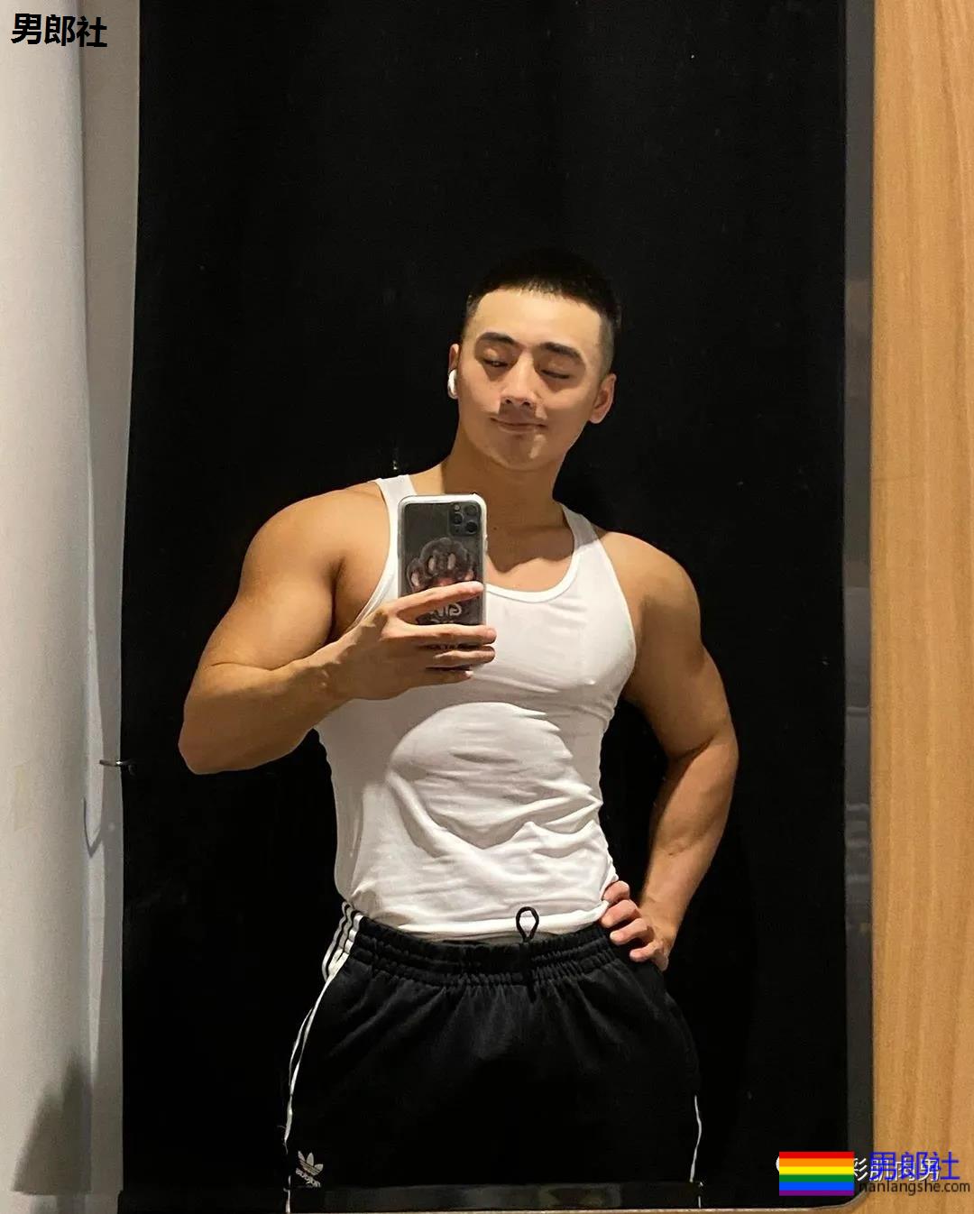 泳池试衣间里的高鼻子肌肉帅，身材太多秘密 - 51虹马