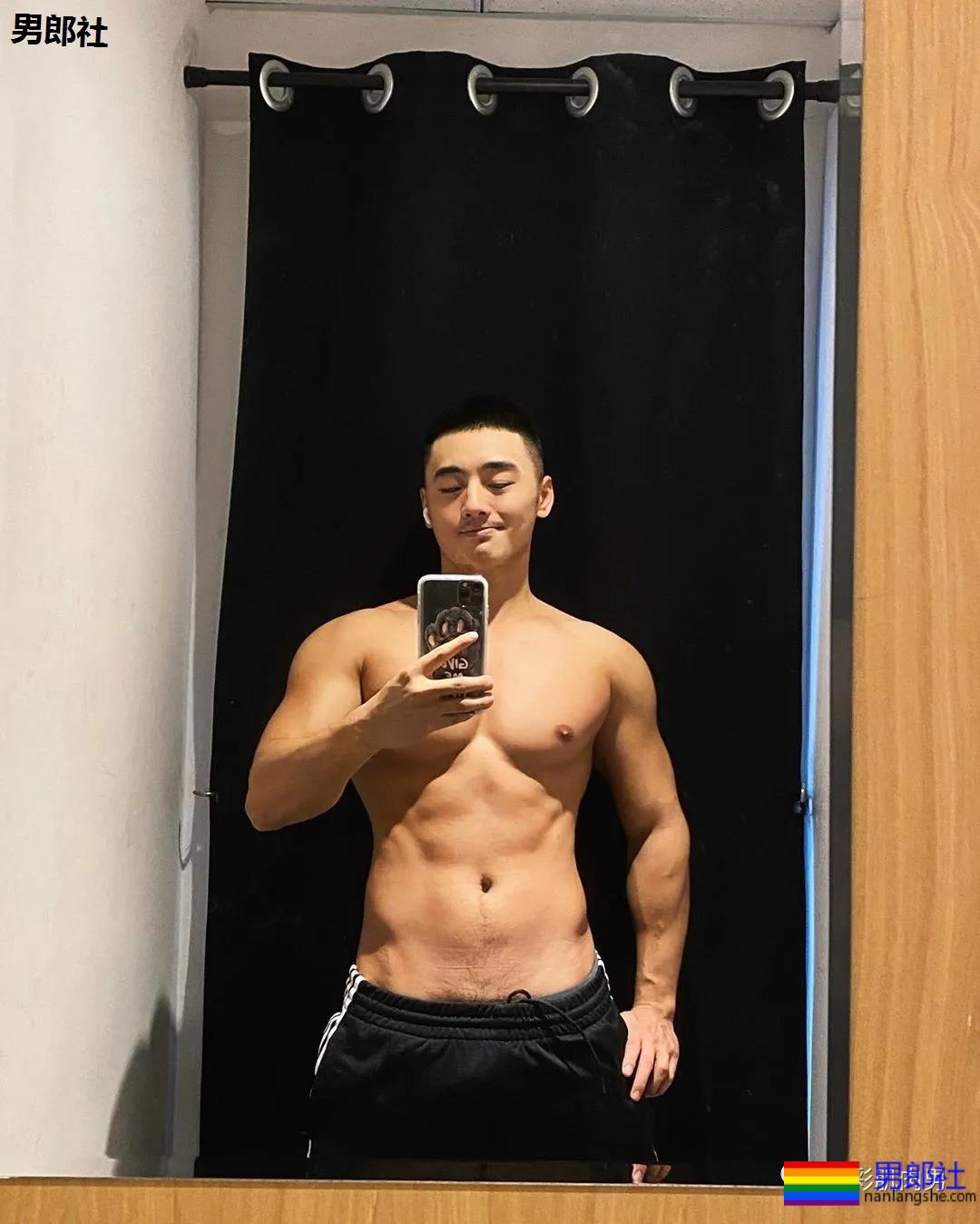 泳池试衣间里的高鼻子肌肉帅，身材太多秘密 - 51虹马