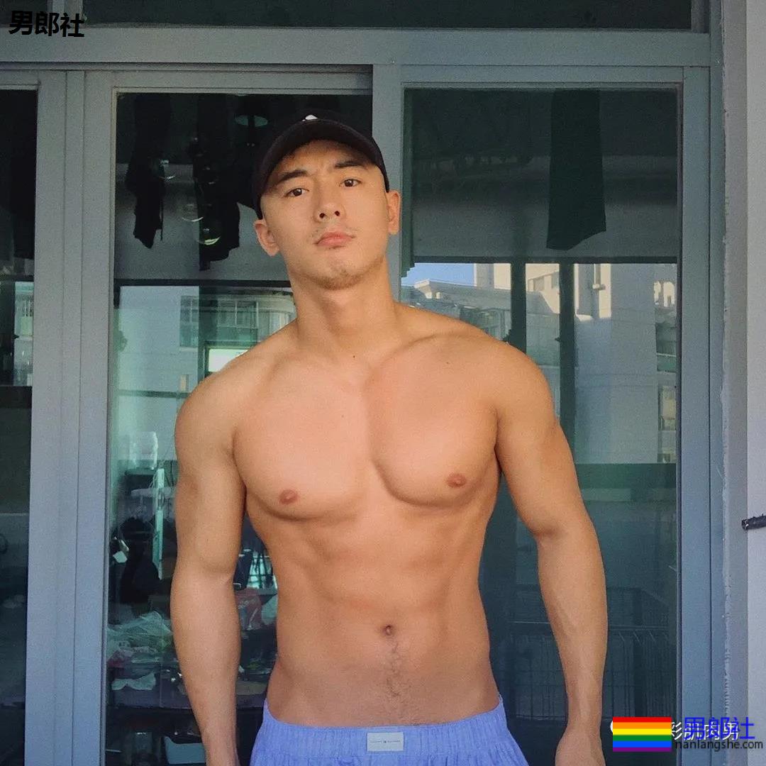 泳池试衣间里的高鼻子肌肉帅，身材太多秘密 - 51虹马