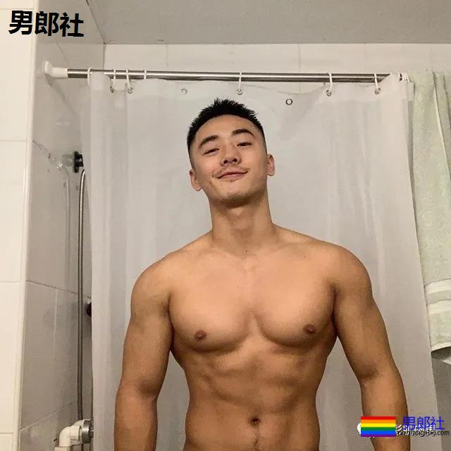 泳池试衣间里的高鼻子肌肉帅，身材太多秘密 - 51虹马