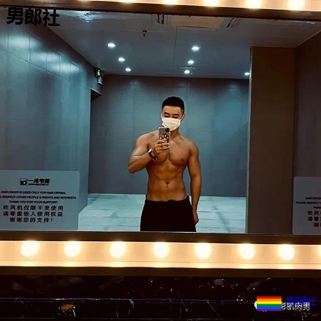 泳池试衣间里的高鼻子肌肉帅，身材太多秘密 - 51虹马