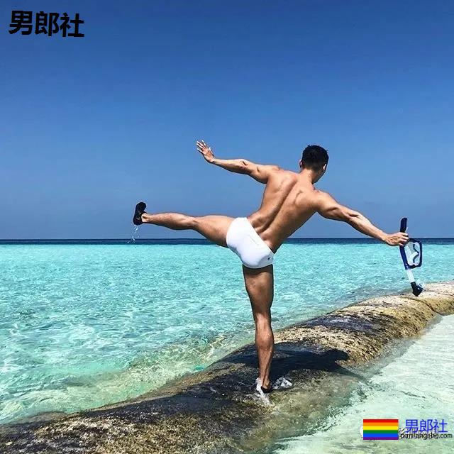 泳池试衣间里的高鼻子肌肉帅，身材太多秘密 - 51虹马