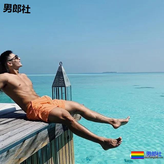 泳池试衣间里的高鼻子肌肉帅，身材太多秘密 - 51虹马