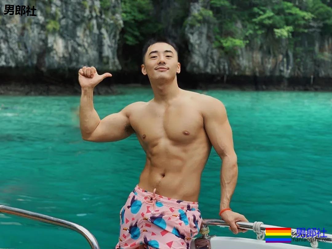 泳池试衣间里的高鼻子肌肉帅，身材太多秘密 - 51虹马