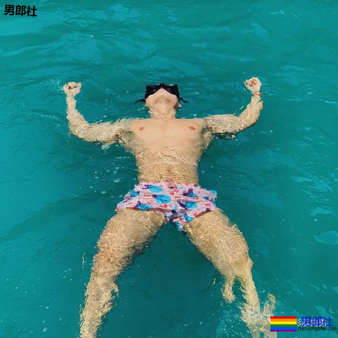 泳池试衣间里的高鼻子肌肉帅，身材太多秘密 - 51虹马