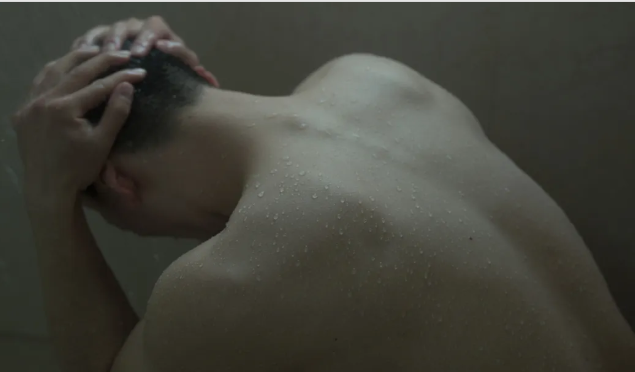 撞见男友偷腥现场，哭着求我成全小三 - 51虹马