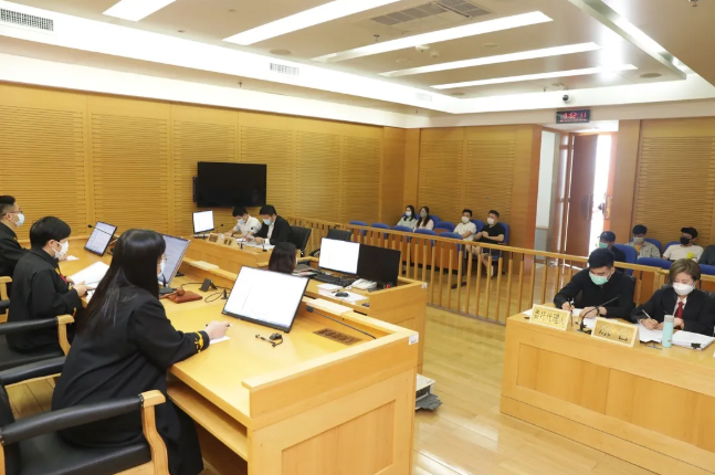 “南航前空少骚扰男同事案”一审判被告道歉赔偿-51虹马