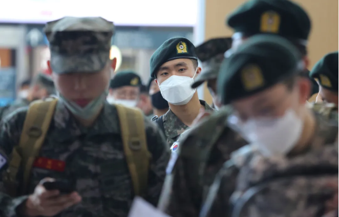 韩国空军兵长穿制服营内“遭学弟顶后面” 上传推特供5千粉丝观赏 恐被判2年-51虹马