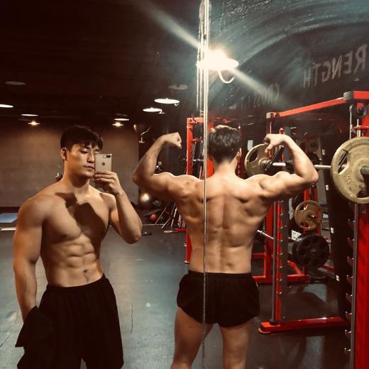 日韩混血摔角选手孙熙灿释出惹火时尚照 好想和肌肉欧巴一起湿身 - 51虹马