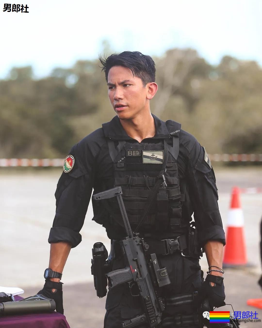 28岁文莱王子太帅引男粉丝疯狂求爱！这大胸肌亮了 - 51虹马