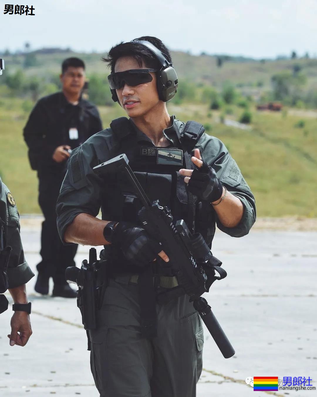 28岁文莱王子太帅引男粉丝疯狂求爱！这大胸肌亮了 - 51虹马