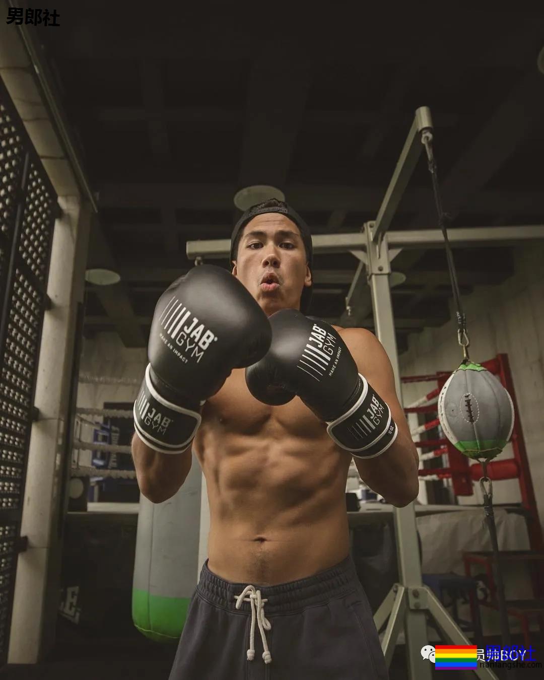 28岁文莱王子太帅引男粉丝疯狂求爱！这大胸肌亮了 - 51虹马