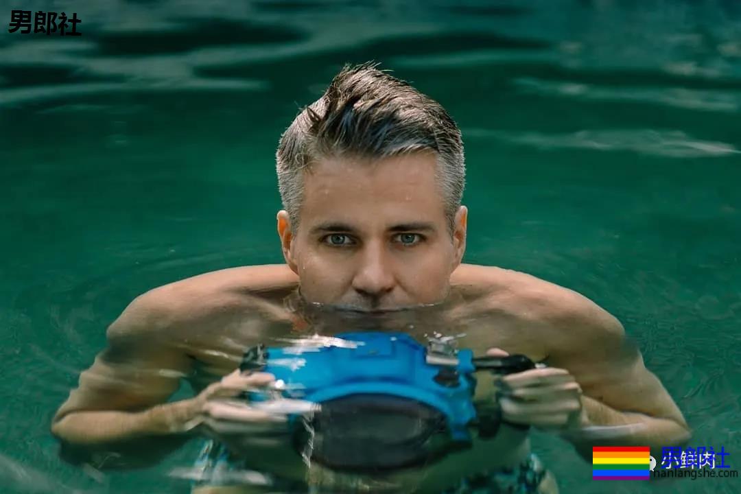 不准模特穿泳裤,这水下摄影师一张照片竟然要拍一个月?! - 51虹马 不准模特穿泳裤,这水下摄影师一张照片竟然要拍一个月?! - 51虹马