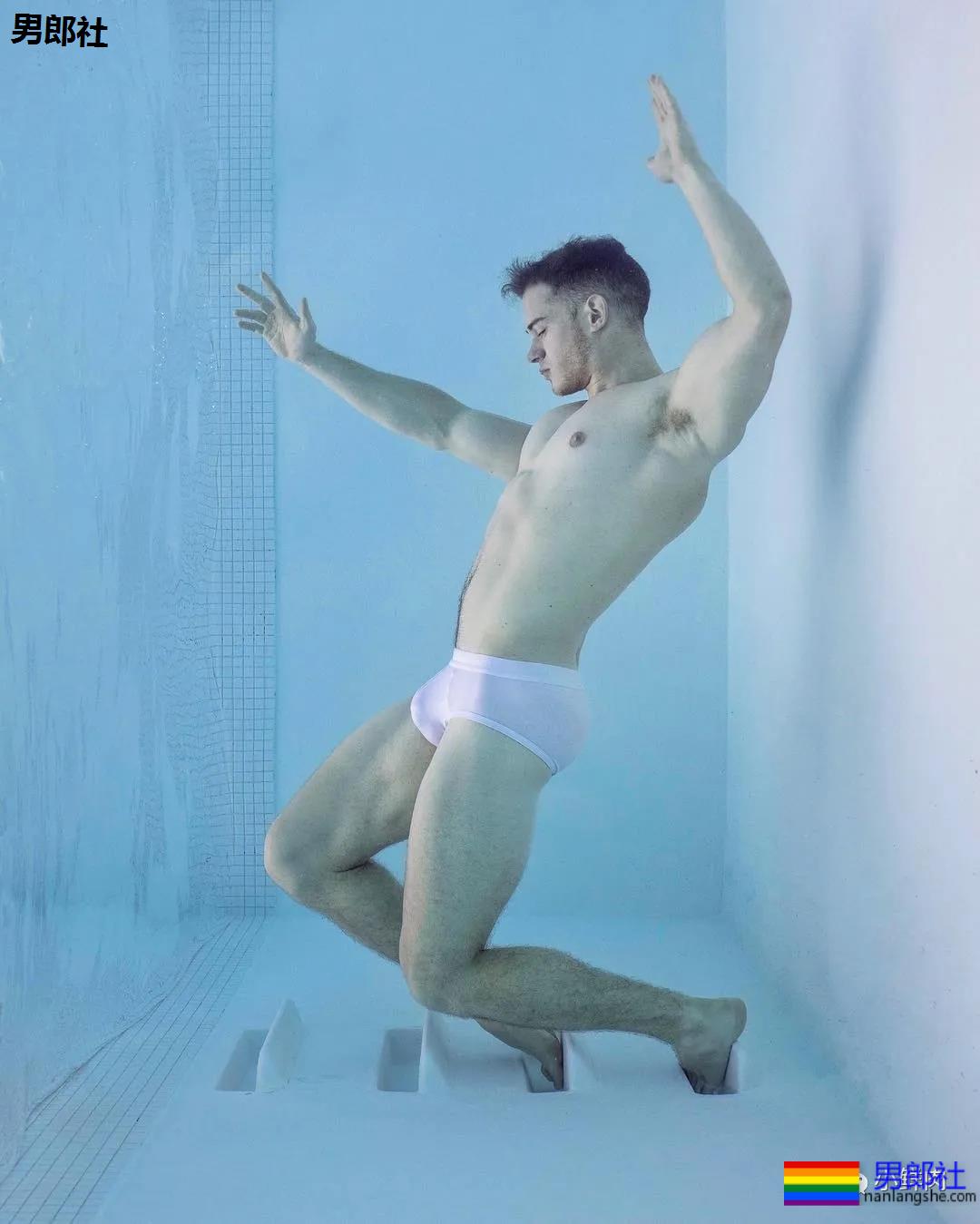 不准模特穿泳裤,这水下摄影师一张照片竟然要拍一个月?! - 51虹马 不准模特穿泳裤,这水下摄影师一张照片竟然要拍一个月?! - 51虹马