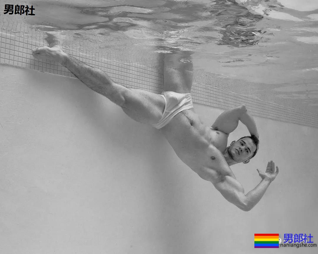 不准模特穿泳裤,这水下摄影师一张照片竟然要拍一个月?! - 51虹马 不准模特穿泳裤,这水下摄影师一张照片竟然要拍一个月?! - 51虹马