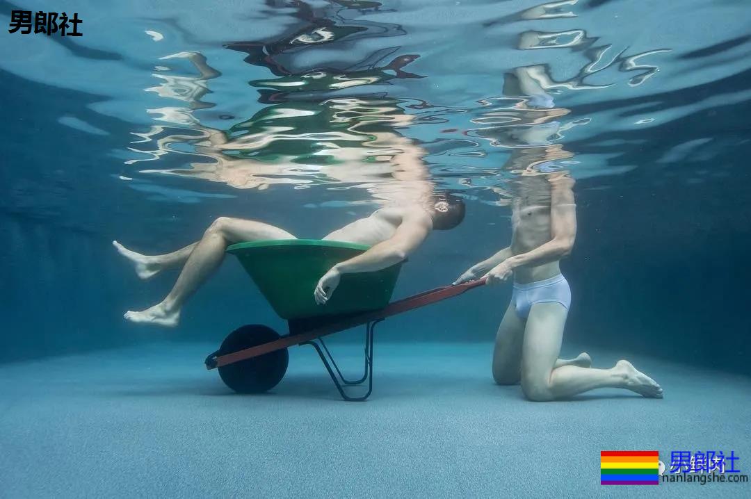 不准模特穿泳裤,这水下摄影师一张照片竟然要拍一个月?! - 51虹马 不准模特穿泳裤,这水下摄影师一张照片竟然要拍一个月?! - 51虹马