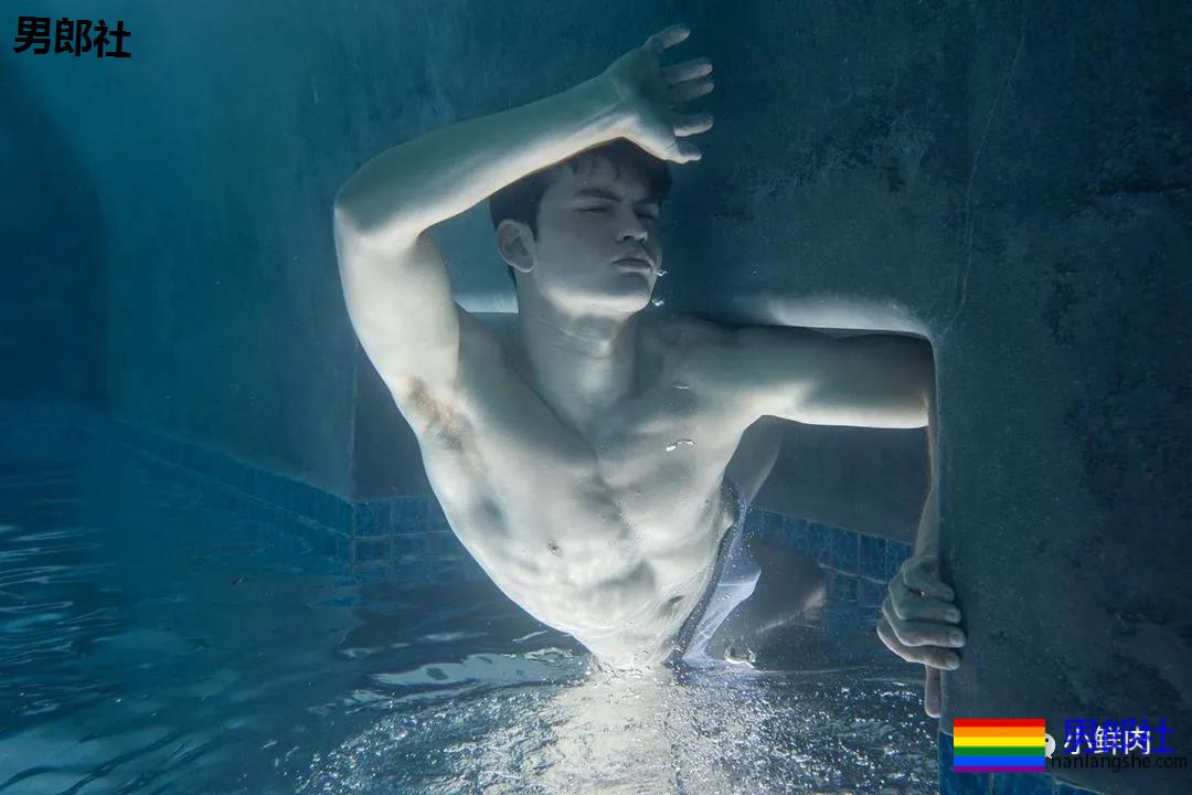 不准模特穿泳裤,这水下摄影师一张照片竟然要拍一个月?! - 51虹马 不准模特穿泳裤,这水下摄影师一张照片竟然要拍一个月?! - 51虹马