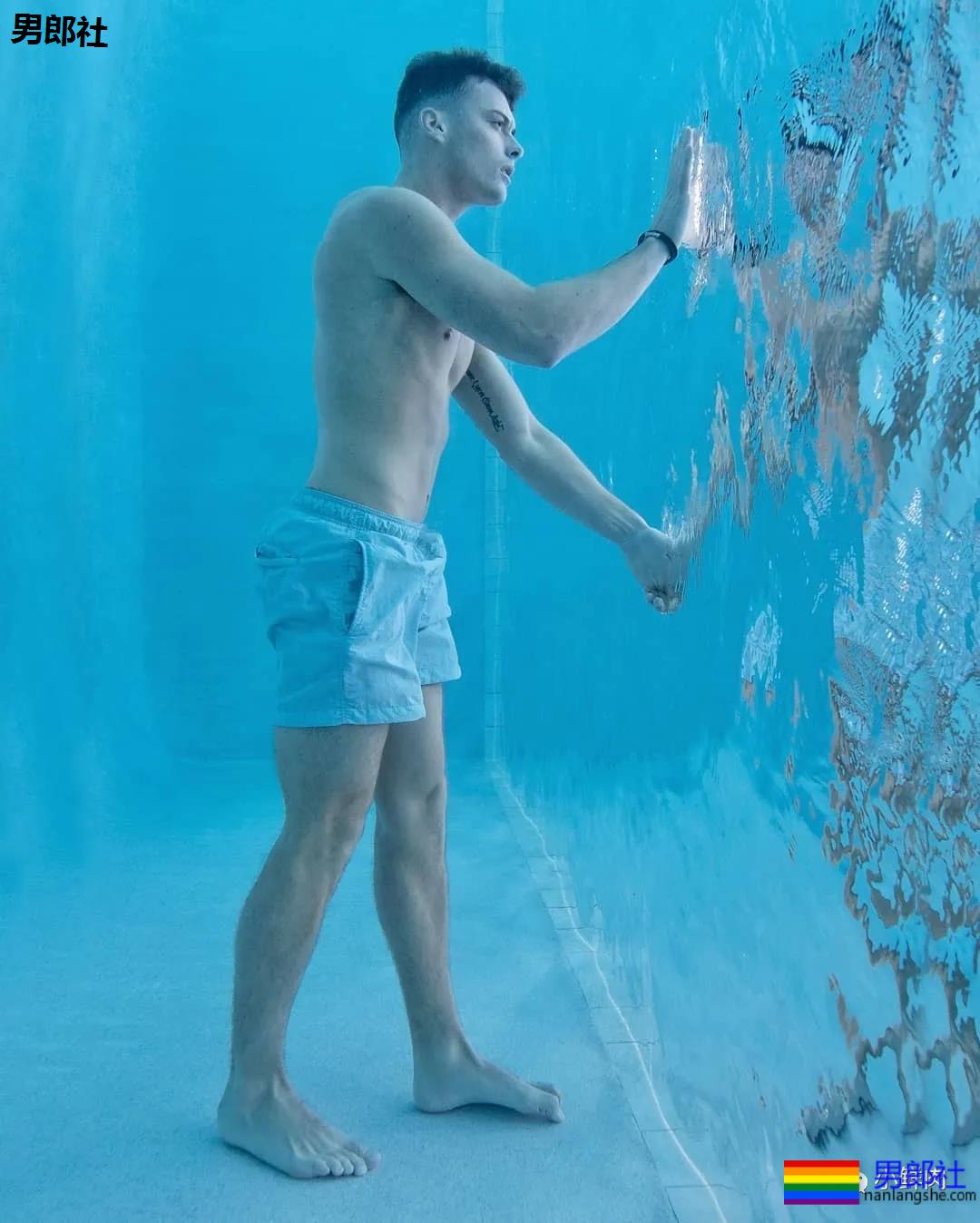 不准模特穿泳裤,这水下摄影师一张照片竟然要拍一个月?! - 51虹马 不准模特穿泳裤,这水下摄影师一张照片竟然要拍一个月?! - 51虹马