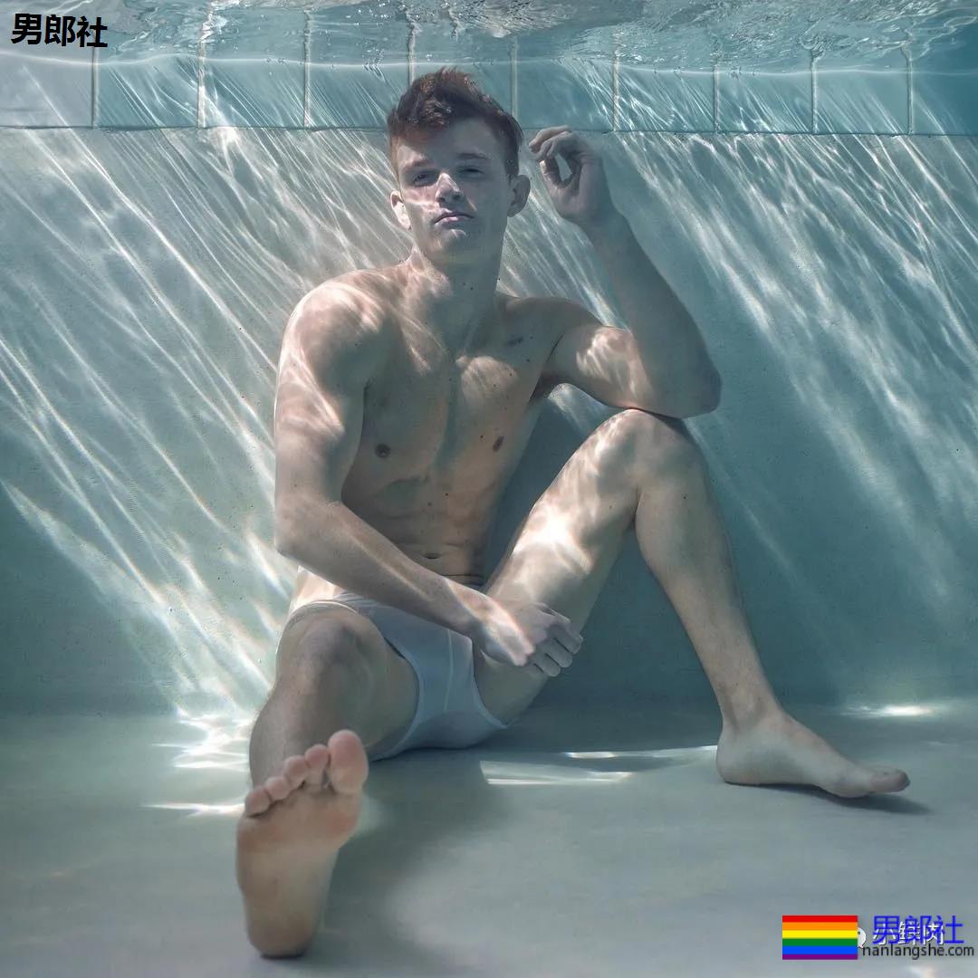 不准模特穿泳裤,这水下摄影师一张照片竟然要拍一个月?! - 51虹马 不准模特穿泳裤,这水下摄影师一张照片竟然要拍一个月?! - 51虹马