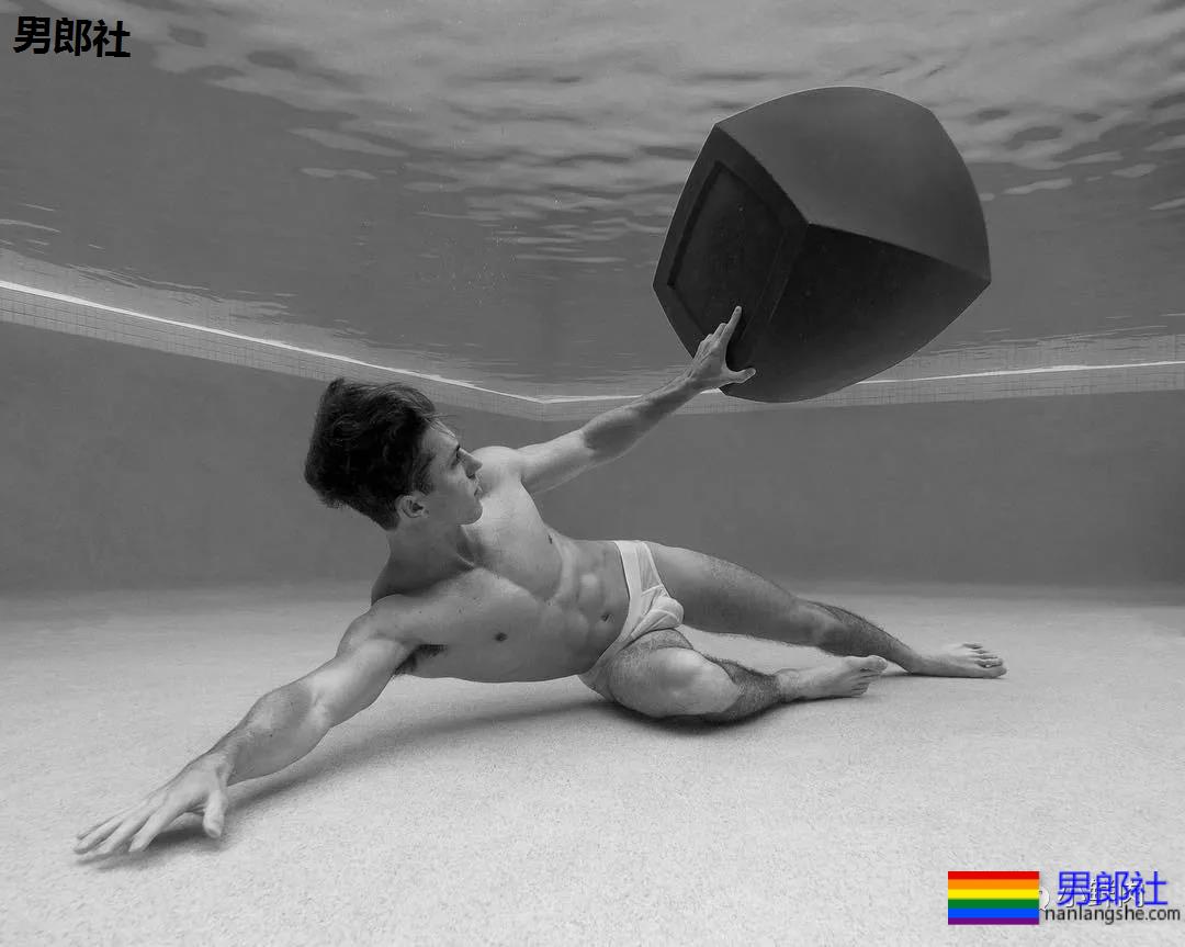 不准模特穿泳裤,这水下摄影师一张照片竟然要拍一个月?! - 51虹马 不准模特穿泳裤,这水下摄影师一张照片竟然要拍一个月?! - 51虹马