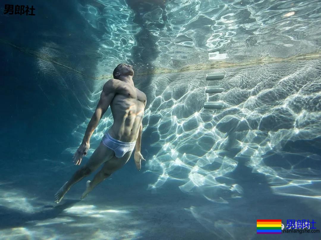 不准模特穿泳裤,这水下摄影师一张照片竟然要拍一个月?! - 51虹马 不准模特穿泳裤,这水下摄影师一张照片竟然要拍一个月?! - 51虹马