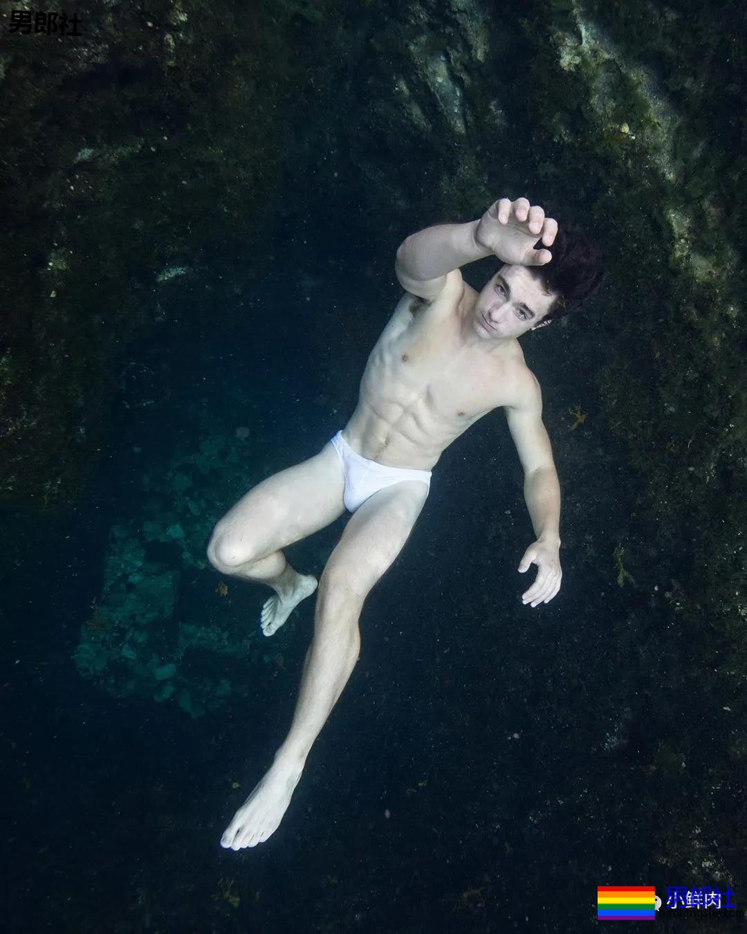 不准模特穿泳裤,这水下摄影师一张照片竟然要拍一个月?! - 51虹马 不准模特穿泳裤,这水下摄影师一张照片竟然要拍一个月?! - 51虹马