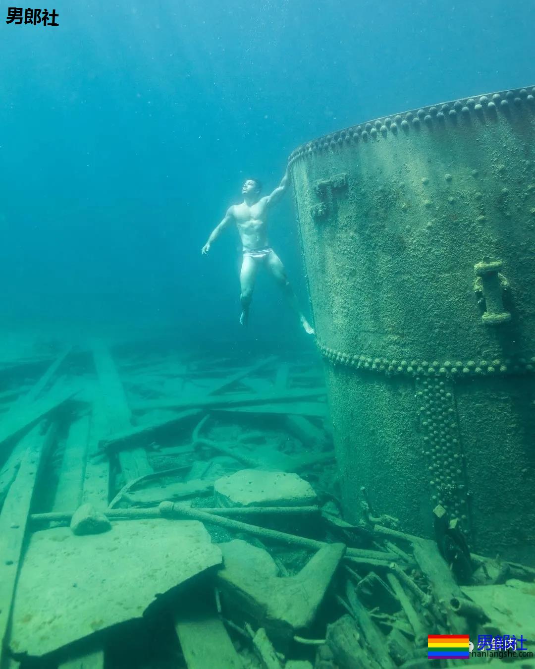 不准模特穿泳裤,这水下摄影师一张照片竟然要拍一个月?! - 51虹马 不准模特穿泳裤,这水下摄影师一张照片竟然要拍一个月?! - 51虹马