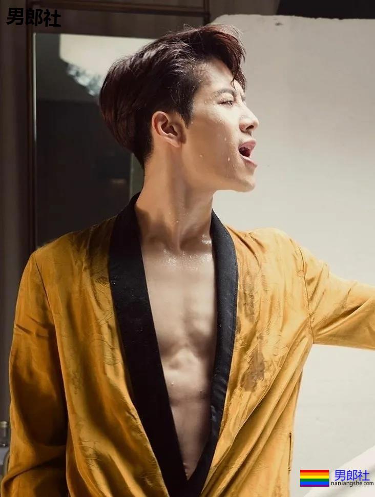 王嘉尔深V出镜胸腹肌太吸睛，运动员出身的超A好肉，谁不馋啊？-51虹马