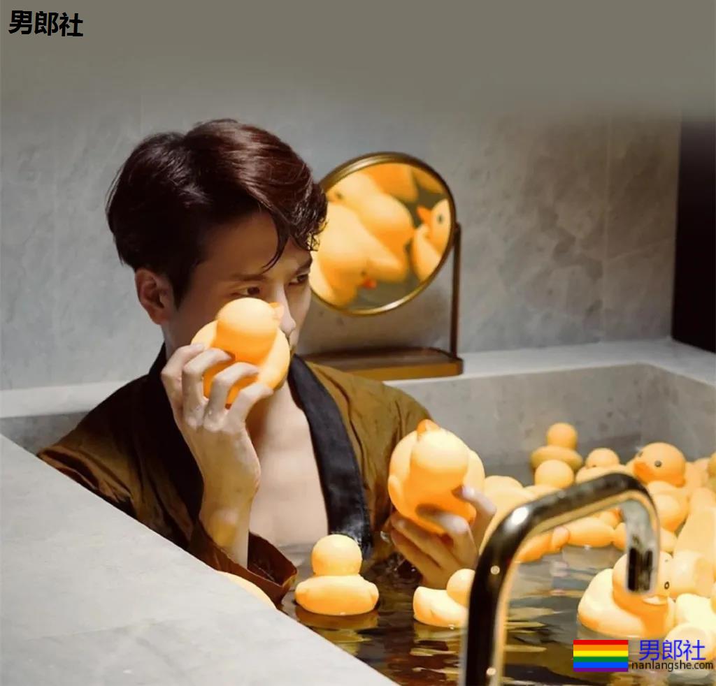 王嘉尔深V出镜胸腹肌太吸睛，运动员出身的超A好肉，谁不馋啊？ - 51虹马